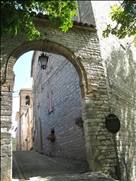 Il castello di Caudino - Sullo sfondo la torre campanaria