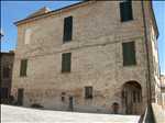Castello di Piticchio: piazzetta principale