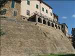 Castello di Piticchio: particolare mura di cinta