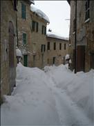 Rifili di neve lungo la via delle mura castellane