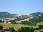 Castiglioni: Veduta di Arcevia dalla piazzetta panoramica